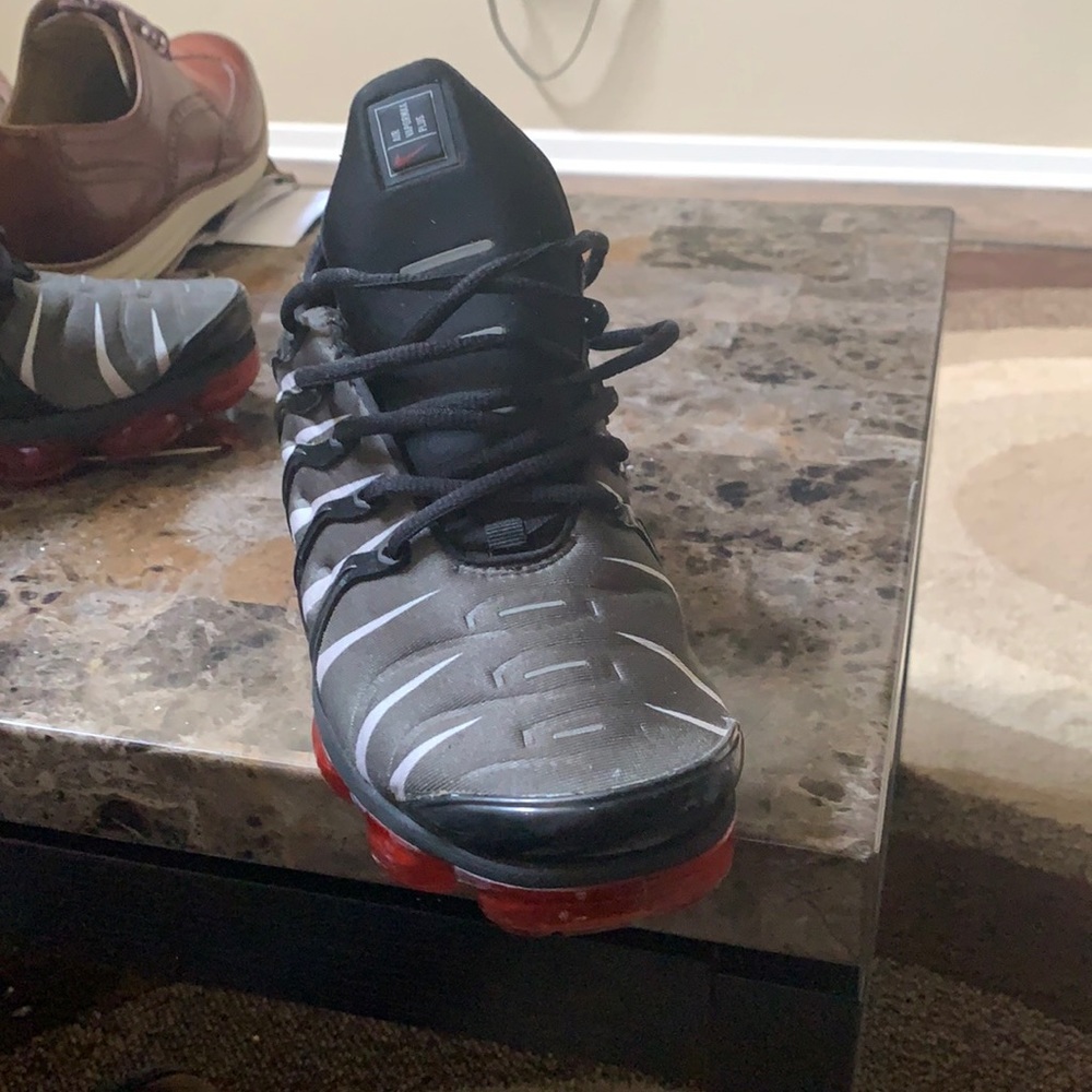 Blk red grey used vapor max 50